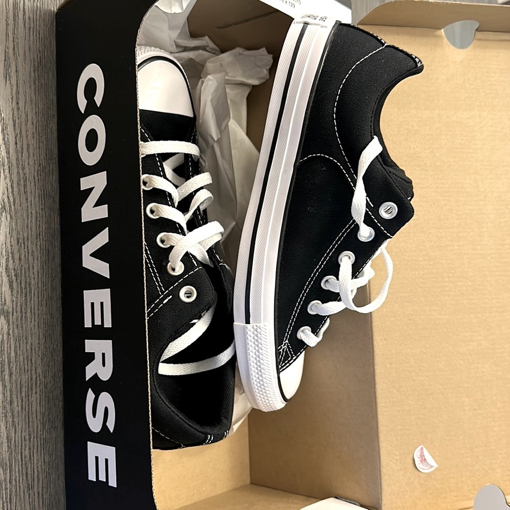 BRAND NEW! NEVER WORN! UNISEX! STILL IN BOX! Size 10 (f) Size 8 (m)